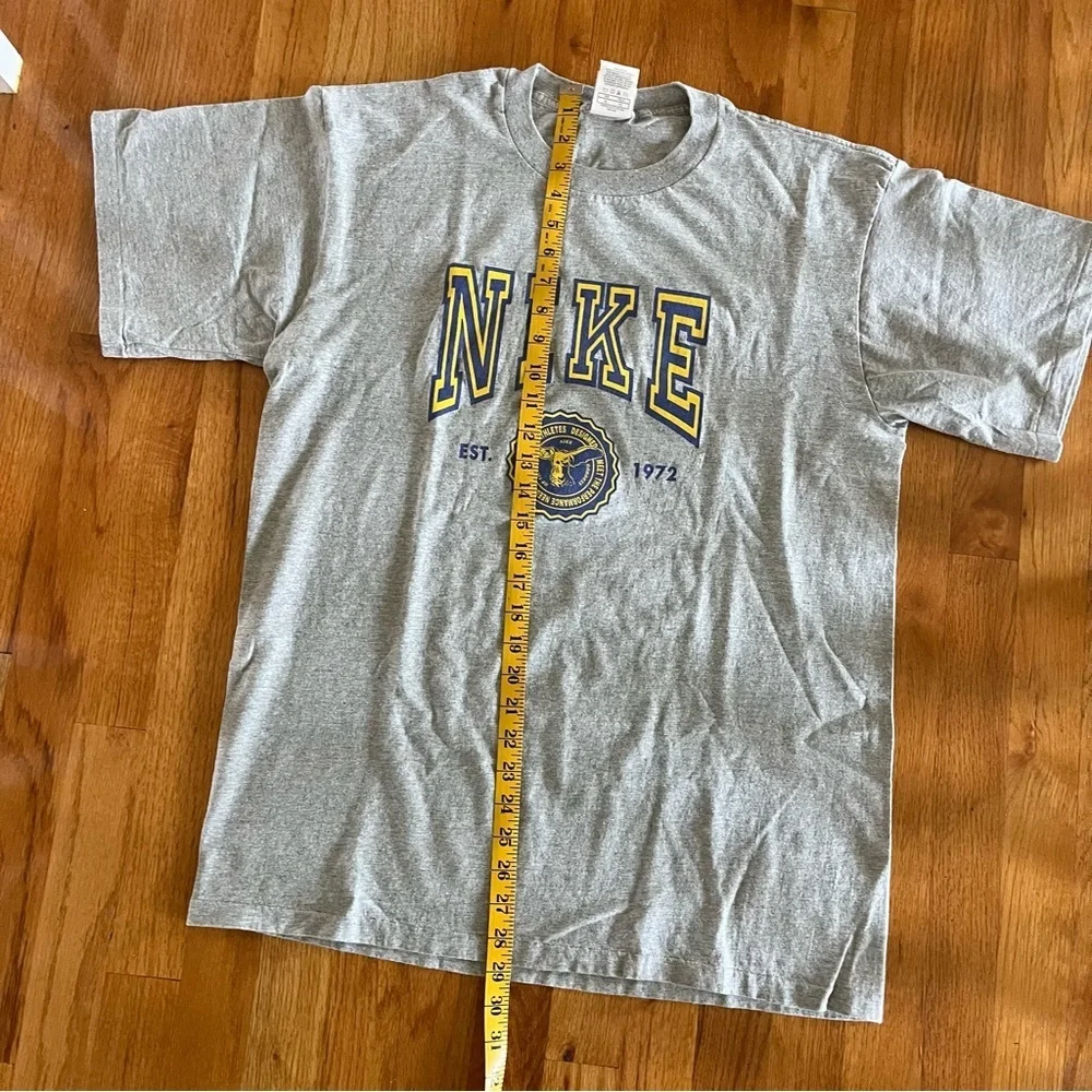 Vintage NIKE Men's Heather Gray Tee Shirt with Yellow and blue Accents Sz XL TG